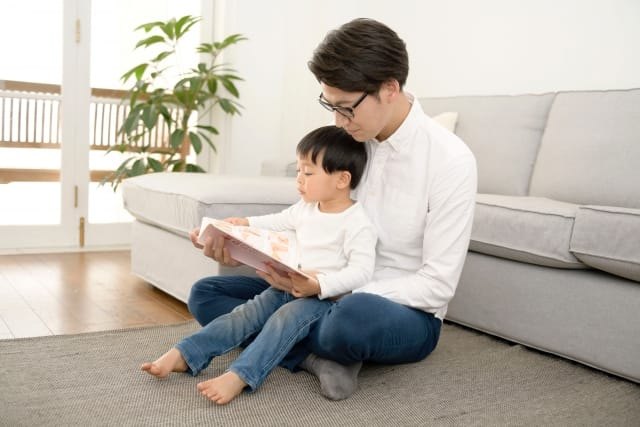 絵本の読み聞かせにはどんなメリットがある?読み聞かせの方法とコツを解説 | 保育のひきだし ~こどもの可能性を引き出すア