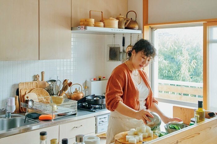 洗濯機はお風呂場ではなく「キッチン」に。築50年の団地での暮らしを便利にする意外な工夫 | ESSEonline（エッセ