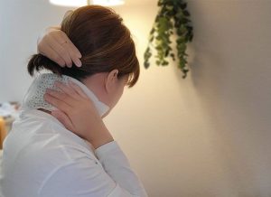 肩を温めるホットタオル