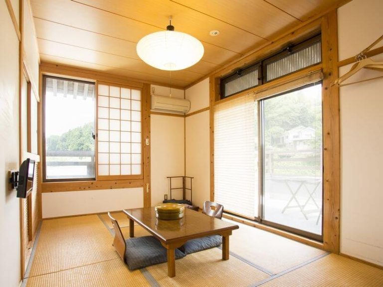 昔ながらの湯治宿を再現した風情ある和室でゆったりとくつろぐ ガニ湯本舗 湯治場 天風庵 - たびらい大分